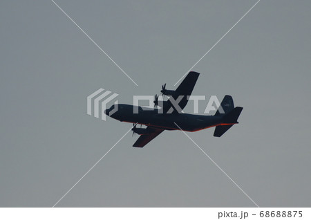 夕暮の中、横田基地でを飛行訓練するC-130ハーキュリーズ 68688875