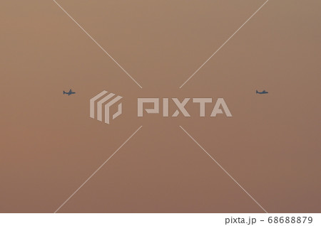 夕暮の中、横田基地でを飛行訓練するC-130ハーキュリーズ 68688879