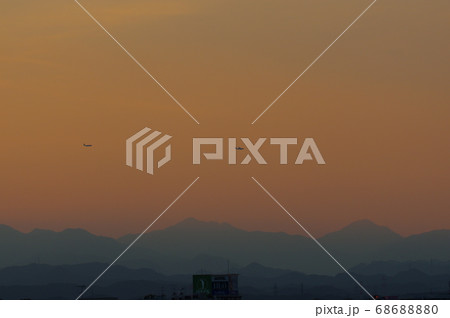 夕暮の中、横田基地でを飛行訓練するC-130ハーキュリーズ 68688880