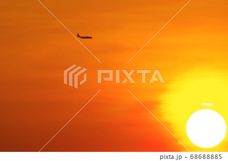 夕暮の中、横田基地でを飛行訓練するC-130ハーキュリーズ 68688885