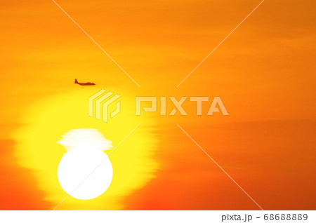 夕暮の中、横田基地でを飛行訓練するC-130ハーキュリーズ 68688889