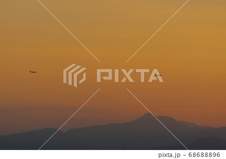 夕暮の中、横田基地でを飛行訓練するC-130ハーキュリーズ 68688896