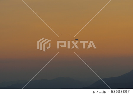 夕暮の中、横田基地でを飛行訓練するC-130ハーキュリーズ 68688897