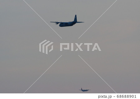 夕暮の中、横田基地でを飛行訓練するC-130ハーキュリーズ 68688901