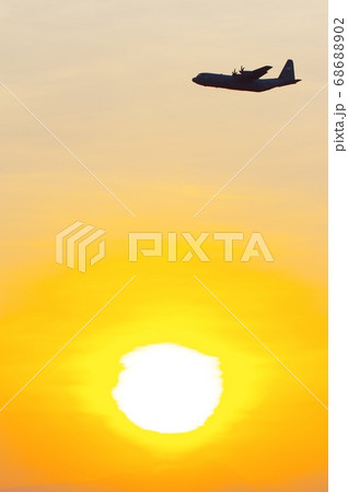 夕暮の中、横田基地でを飛行訓練するC-130ハーキュリーズ 夕暮の中、横田基地でを飛行訓練するC-130ハーキュリーズ 68688902