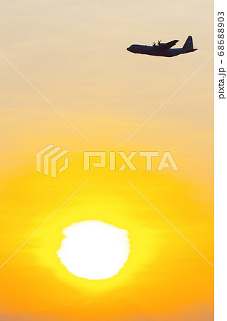 夕暮の中、横田基地でを飛行訓練するC-130ハーキュリーズ 夕暮の中、横田基地でを飛行訓練するC-130ハーキュリーズ 68688903