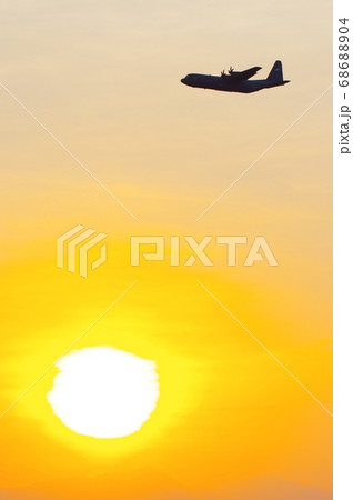 夕暮の中、横田基地でを飛行訓練するC-130ハーキュリーズ 68688904