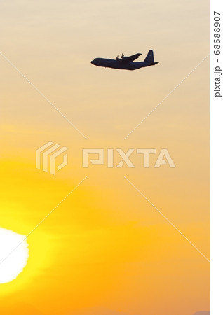 夕暮の中、横田基地でを飛行訓練するC-130ハーキュリーズ 夕暮の中、横田基地でを飛行訓練するC-130ハーキュリーズ 68688907