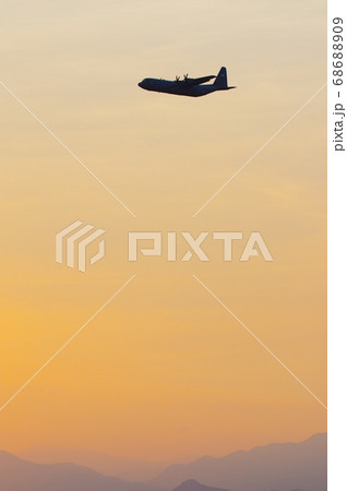 夕暮の中、横田基地でを飛行訓練するC-130ハーキュリーズ 68688909