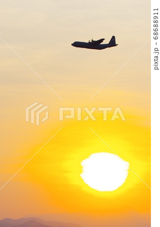 夕暮の中、横田基地でを飛行訓練するC-130ハーキュリーズ 68688911