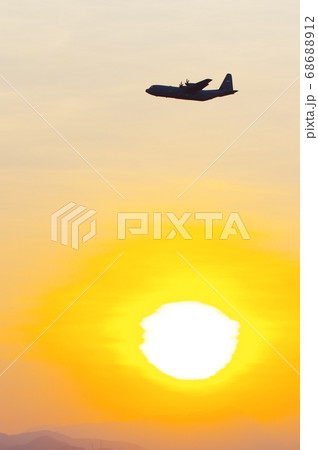 夕暮の中、横田基地でを飛行訓練するC-130ハーキュリーズ 68688912