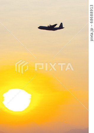夕暮の中、横田基地でを飛行訓練するC-130ハーキュリーズ 68688913