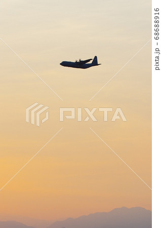 夕暮の中、横田基地でを飛行訓練するC-130ハーキュリーズ 68688916
