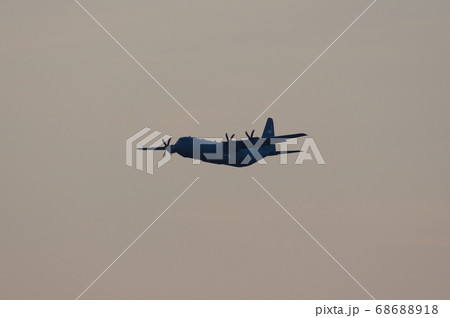 夕暮の中、横田基地でを飛行訓練するC-130ハーキュリーズ 68688918