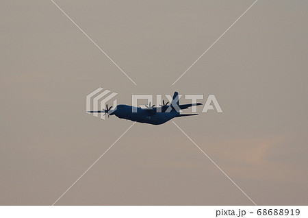 夕暮の中、横田基地でを飛行訓練するC-130ハーキュリーズ 68688919