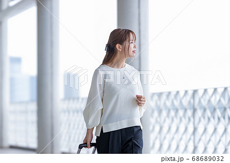 出張する女性 出張する女性 68689032