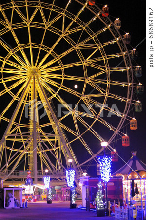 下関市にある小さな遊園地はいからっと横丁のライトアップされて美しく回る観覧車の写真素材