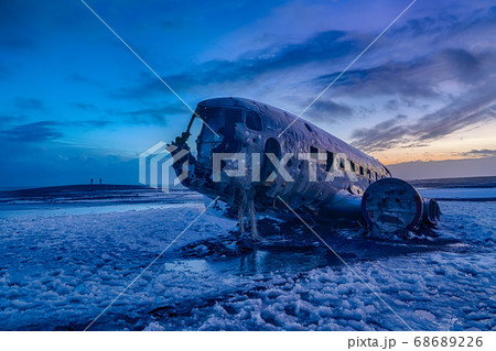 アイスランド Dc 3飛行機の残骸 夕焼けの写真素材