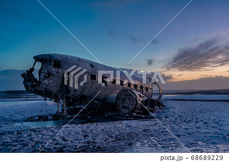 アイスランド Dc 3飛行機の残骸 夕焼けの写真素材