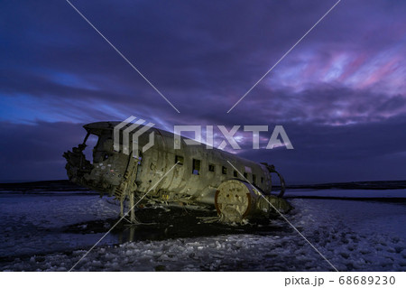 アイスランド Dc 3飛行機の残骸 夕焼けの写真素材