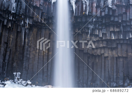 アイスランド　スヴァルティフォスの滝　ヴァトナヨークトル国立公園 68689272