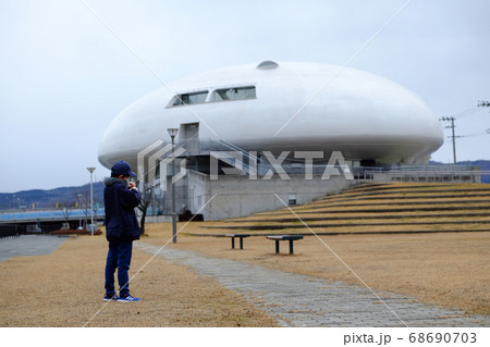 石巻市の中瀬で凧を上げる子ども 68690703