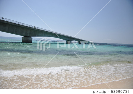 沖縄県、古宇利ビーチから見た古宇利大橋 68690752