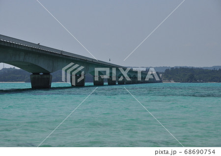沖縄県、古宇利ビーチから見た古宇利大橋 68690754