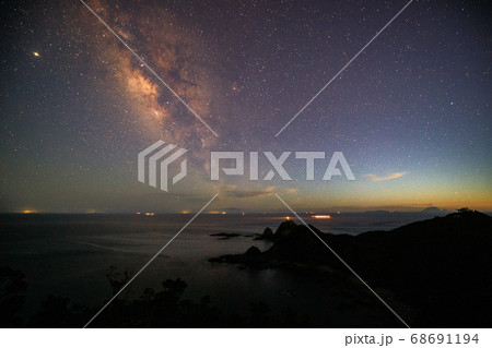 【鹿児島県 佐多岬】 夕焼け空に浮かぶ夏の天の川と佐多岬灯台 【鹿児島県 佐多岬】 夕焼け空に浮かぶ夏の天の川と佐多岬灯台 68691194