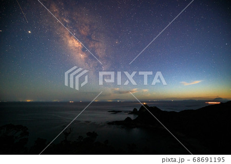 【鹿児島県 佐多岬】 夕焼け空に浮かぶ夏の天の川と佐多岬灯台 【鹿児島県 佐多岬】 夕焼け空に浮かぶ夏の天の川と佐多岬灯台 68691195