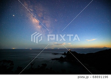 【鹿児島県 佐多岬】 夕焼け空に浮かぶ夏の天の川と佐多岬灯台 【鹿児島県 佐多岬】 夕焼け空に浮かぶ夏の天の川と佐多岬灯台 68691196