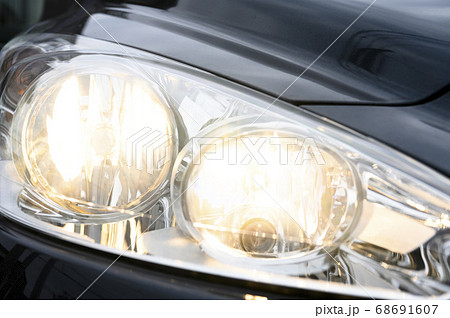 ハイビーム点灯したヘッドライト（研磨後） 68691607