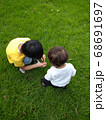 芝生で遊ぶ兄弟 68691697