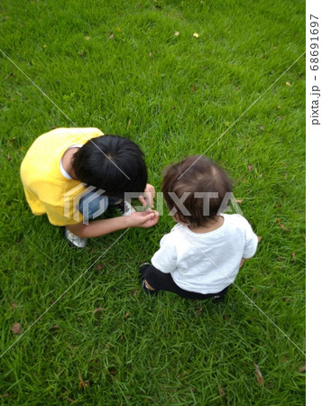 芝生で遊ぶ兄弟 芝生で遊ぶ兄弟 68691697
