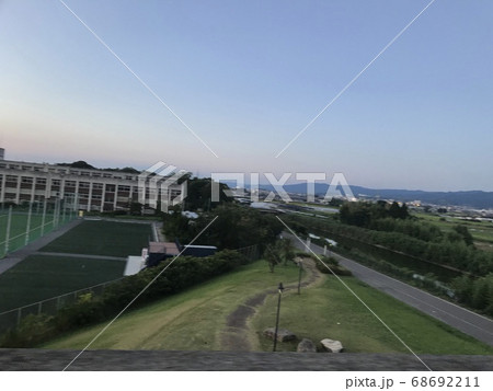 日没の公園とグラウンド 68692211