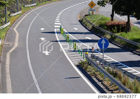 日本の高速道路の合流地点 68692377