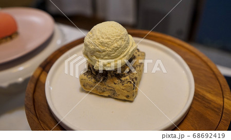 デザート アイスクリーム ケーキ 68692419