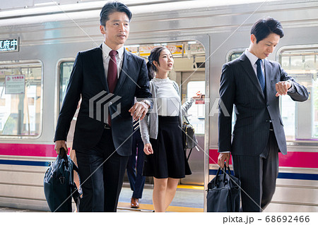 通勤電車から降りる人々 撮影協力 京王電鉄株式会社 の写真素材