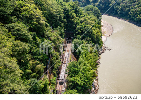 (長野県)天龍峡大橋から見下ろす、天竜川と飯田線 (長野県)天龍峡大橋から見下ろす、天竜川と飯田線 68692623