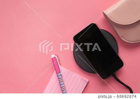 charging Smartphone Using Wireless Charging Pad, top view charging Smartphone Using Wireless Charging Pad, top view 68692874