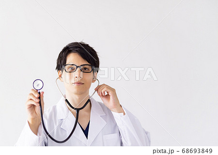 診察する男性医療従事者　診察する男性医師 68693849