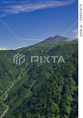 鉾立展望台から見る鳥海山と奈曽渓谷 68693874
