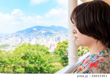 長崎観光をする若い女性 長崎観光をする若い女性 68693963