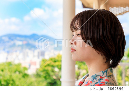 長崎観光をする若い女性 長崎観光をする若い女性 68693964