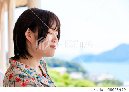長崎観光をする若い女性 長崎観光をする若い女性 68693999