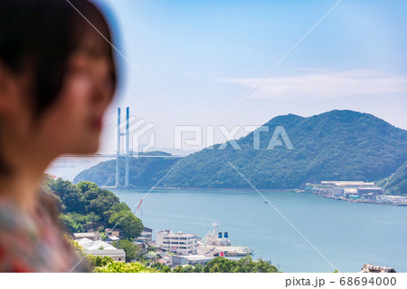 長崎観光をする若い女性 長崎観光をする若い女性 68694000