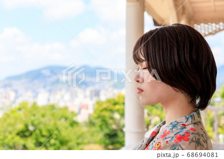 長崎観光をする若い女性 68694081