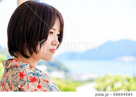 長崎観光をする若い女性 長崎観光をする若い女性 68694084