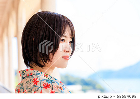 長崎観光をする若い女性 68694098