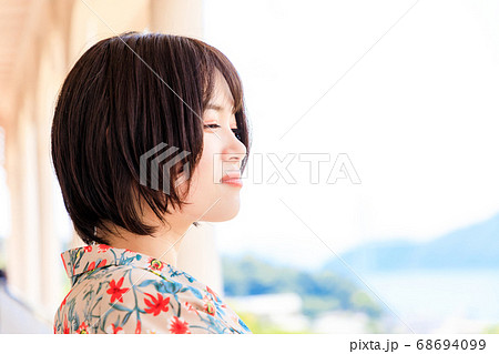 長崎観光をする若い女性 68694099